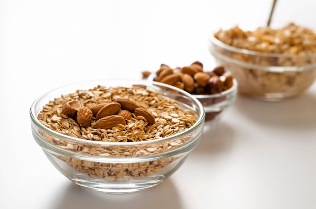 Menú de alimentos de dieta equilibrada para el desayuno con un tazón de avena con almendras