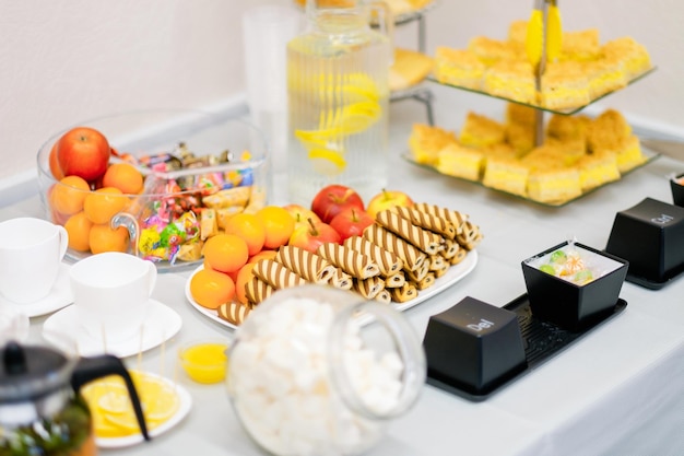 Foto menú de banquetes de catering decorado con diferentes bocadillos y aperitivos con sándwich servicio de banquete placa en forma de teclas de teclado de computadora