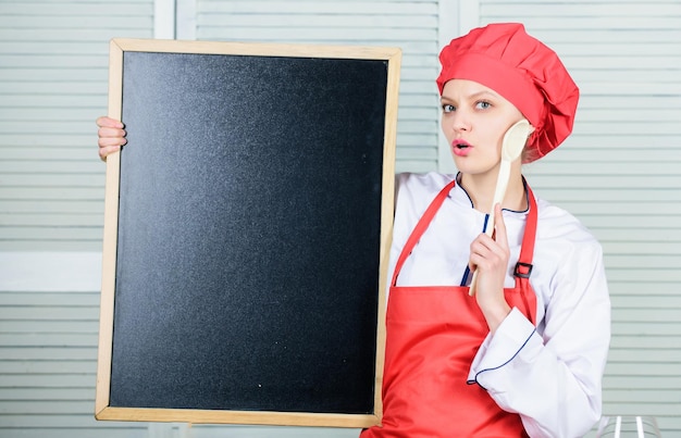 Menú de cocina para hoy Lista de ingredientes plato de cocina Buscando colegas Se busca personal Gorro de chef mujer delantal sujetar espacio de copia de pizarra Puesto de trabajo de chef Cocinar comida deliciosa paso a paso