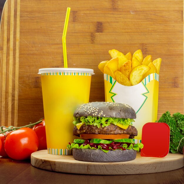 Menú de comida rápida con hamburguesas, papas fritas y un vaso de cola.