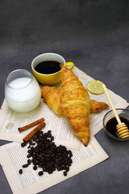 Menú de croissant y desayuno