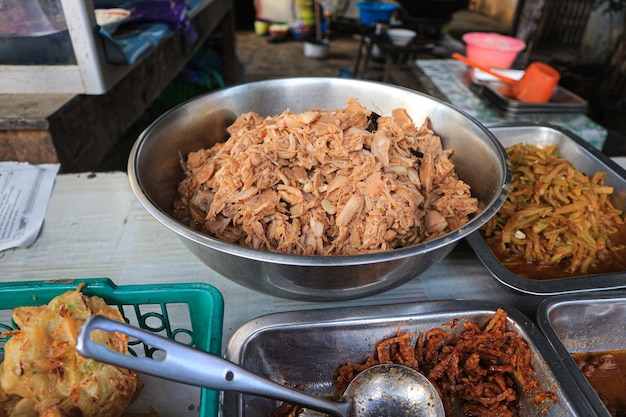 Menu Culinário Tradicional da Indonésia. Comida indonésia em uma barraca de comida. Cozinha saborosa da Indonésia