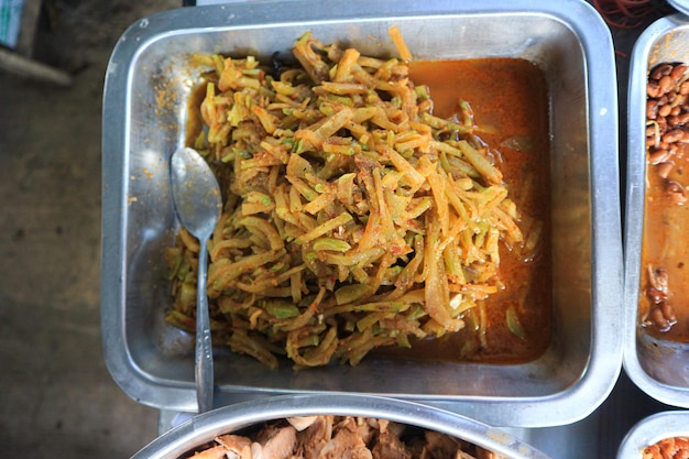 Menu Culinário Tradicional da Indonésia. Comida indonésia em uma barraca de comida. Cozinha saborosa da Indonésia