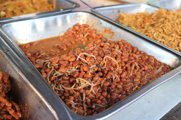 Menú culinario tradicional de Indonesia. Comida indonesia en un puesto de comida. Sabrosa cocina de Indonesia