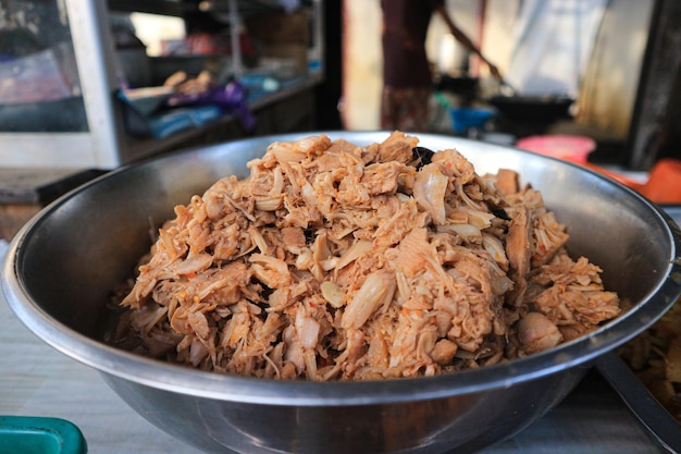 Menú culinario tradicional de Indonesia. Comida indonesia en un puesto de comida. Sabrosa cocina de Indonesia