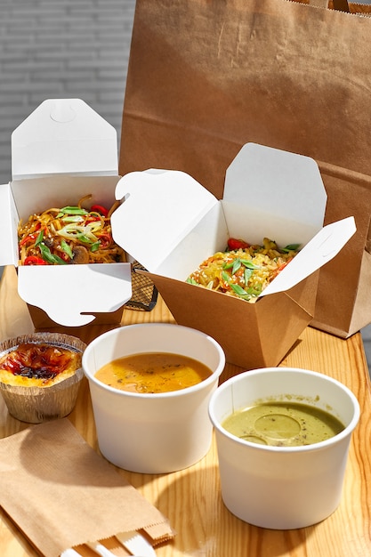 Menu de almoço saudável, entrega de prato de restaurante. recipiente com comida para viagem, em caixas ecológicas. copie o espaço