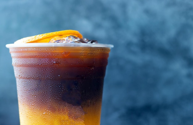 menu de bebidas de café Fusão de Orange Americano com frutas frescas de laranja misturadas em um copo de plástico menu de bebidas