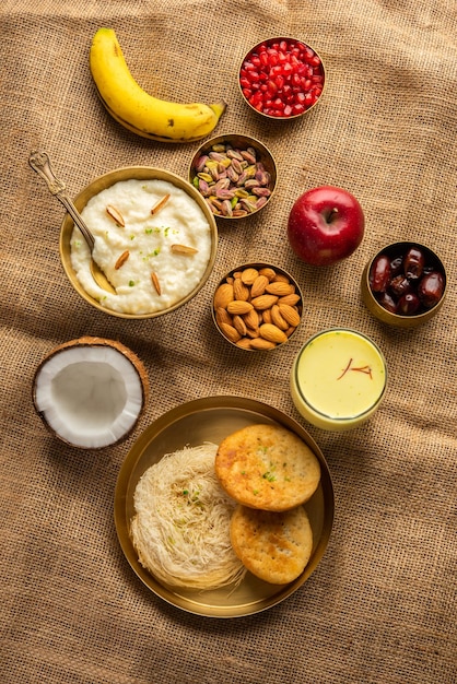 Menu de café da manhã sargi karwa chauth antes de iniciar o jejum ou upwas na comida indiana karva chauth