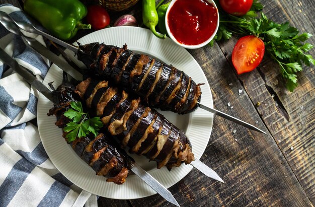 Menu de churrasco de verão Berinjela grelhada com bacon em uma mesa de madeira rústica Vista superior Copiar espaço