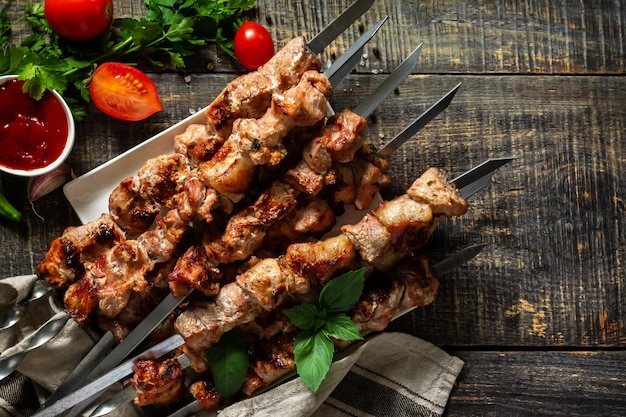 Menu de churrasco de verão espetos de carne grelhada em uma mesa de madeira rústica vista superior copiar espaço