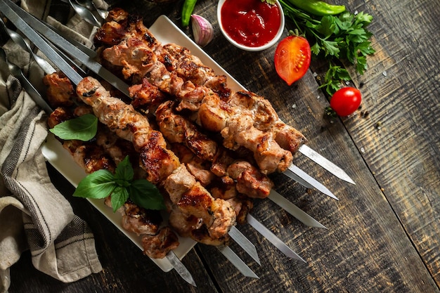 Menu de churrasco de verão espetos de carne grelhada em uma mesa de madeira rústica vista superior copiar espaço