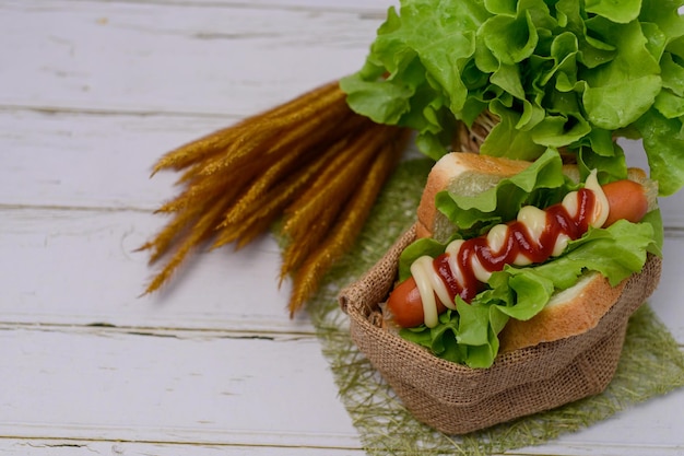 Menu de comida Salsicha embrulhada em pão