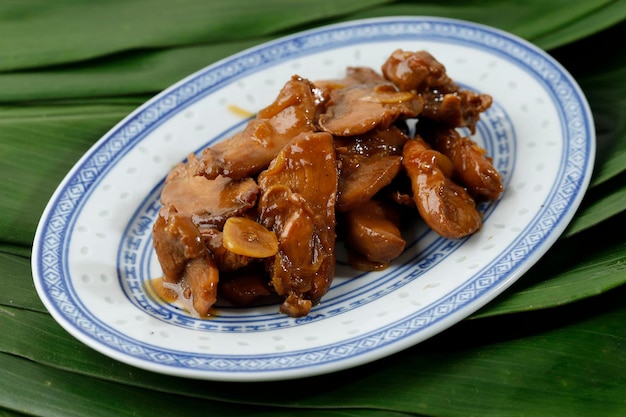 Menu de frango frito com alho agridoce no restaurante chinês asiático