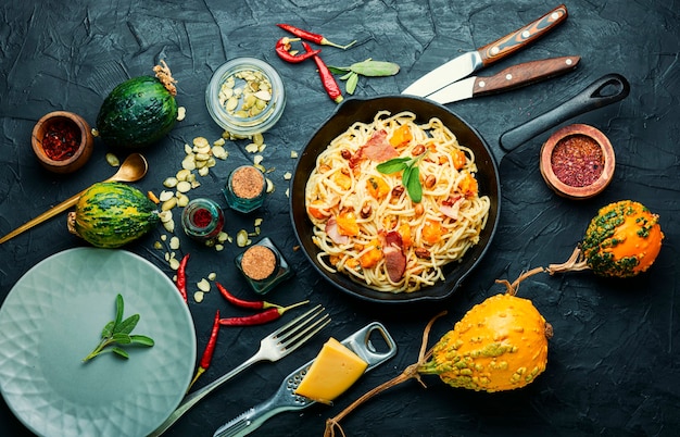 Menu de outono, macarrão com abóbora e bacon.Massa à carbonara.Massa com abóbora assada