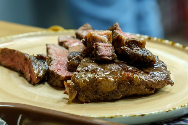 Menu de restaurante de carne suculenta, média e rara, churrasco e churrasco