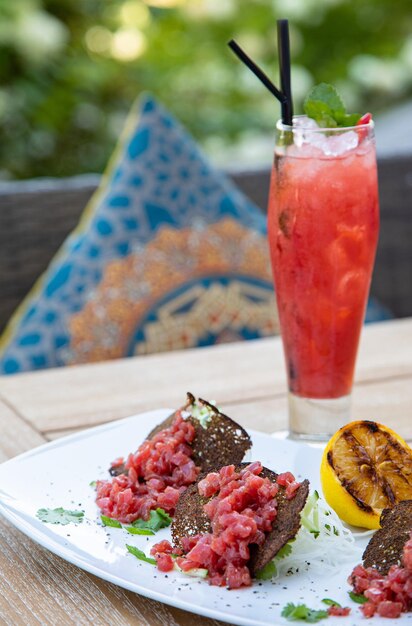 Menu de sobremesa de coquetel de comida de frutos do mar asiático com ovos cebolas vermelhas azeite de oliva suco de limão