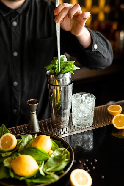 Menu de verão de coquetéis e limonadas Bartender prepaining coctails o processo