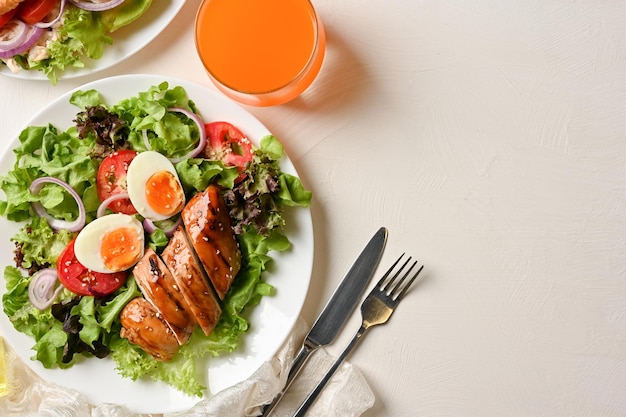 Menú de desayuno saludable Un plato de pechuga de pollo asada con ensalada fresca