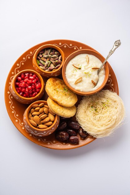 Menú de desayuno de Sargi Karwa Chauth antes de comenzar el ayuno o upwas en karva chauth comida india