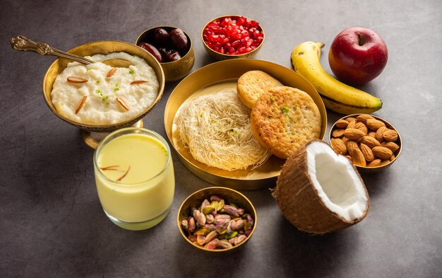 Menú de desayuno de Sargi Karwa Chauth antes de comenzar el ayuno o upwas en karva chauth comida india