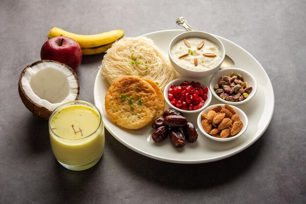 Foto menú de desayuno de sargi karwa chauth antes de comenzar el ayuno o upwas en karva chauth comida india