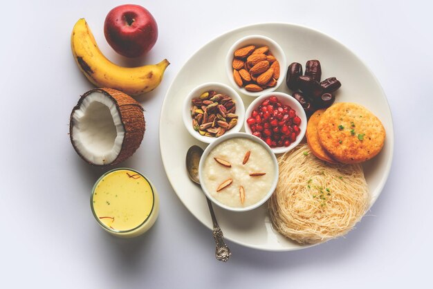 Foto menú de desayuno de sargi karwa chauth antes de comenzar el ayuno o upwas en karva chauth comida india