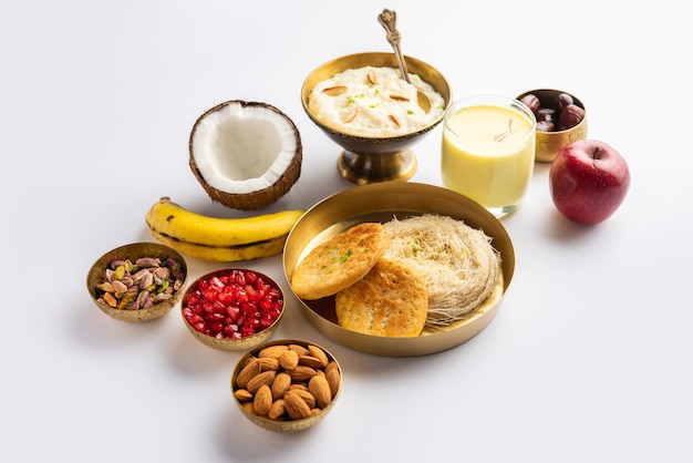 Menú de desayuno de Sargi Karwa Chauth antes de comenzar el ayuno o upwas en karva chauth comida india
