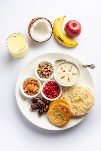Menú de desayuno de Sargi Karwa Chauth antes de comenzar el ayuno o upwas en karva chauth comida india