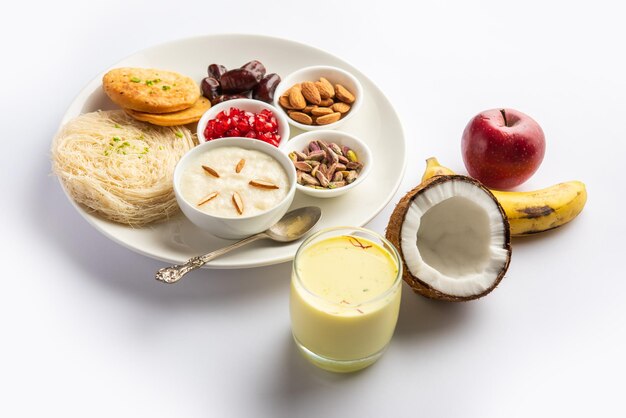 Menú de desayuno de Sargi Karwa Chauth antes de comenzar el ayuno o upwas en karva chauth comida india