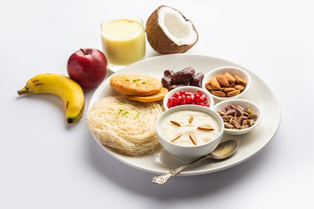 Menú de desayuno de Sargi Karwa Chauth antes de comenzar el ayuno o upwas en karva chauth comida india