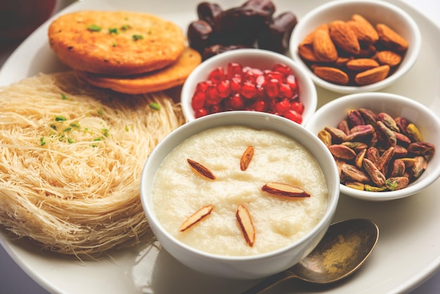Menú de desayuno de Sargi Karwa Chauth antes de comenzar el ayuno o upwas en karva chauth comida india