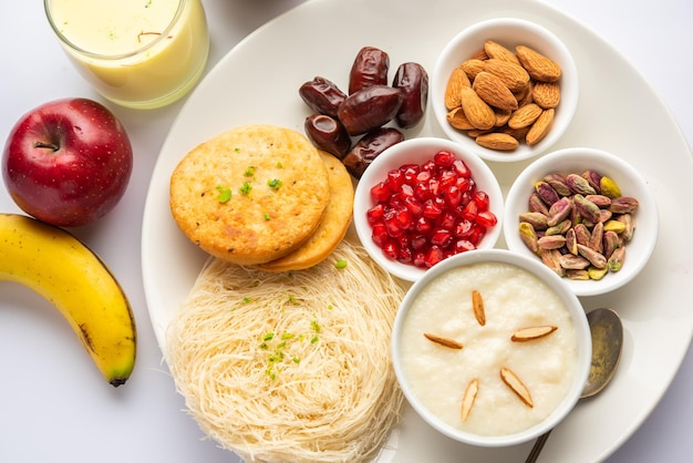 Menú de desayuno de Sargi Karwa Chauth antes de comenzar el ayuno o upwas en karva chauth comida india