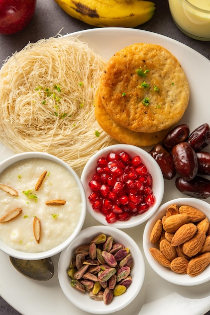 Menú de desayuno de Sargi Karwa Chauth antes de comenzar el ayuno o upwas en karva chauth comida india