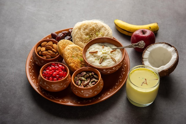 Menú de desayuno de Sargi Karwa Chauth antes de comenzar el ayuno o upwas en karva chauth comida india