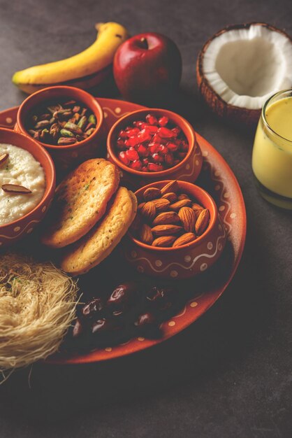 Menú de desayuno de Sargi Karwa Chauth antes de comenzar el ayuno o upwas en karva chauth comida india