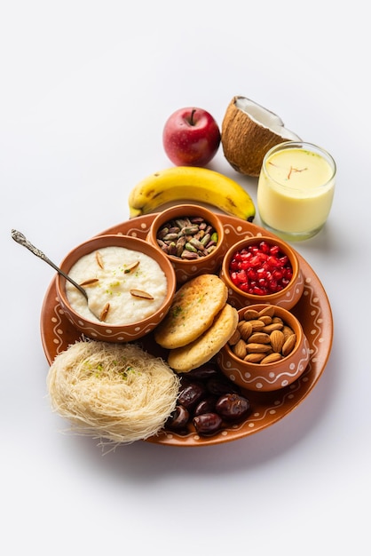 Menú de desayuno de Sargi Karwa Chauth antes de comenzar el ayuno o upwas en karva chauth comida india