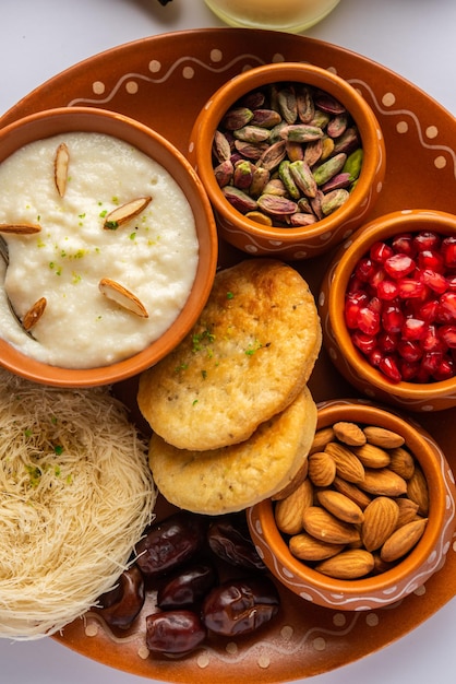 Menú de desayuno de Sargi Karwa Chauth antes de comenzar el ayuno o upwas en karva chauth comida india