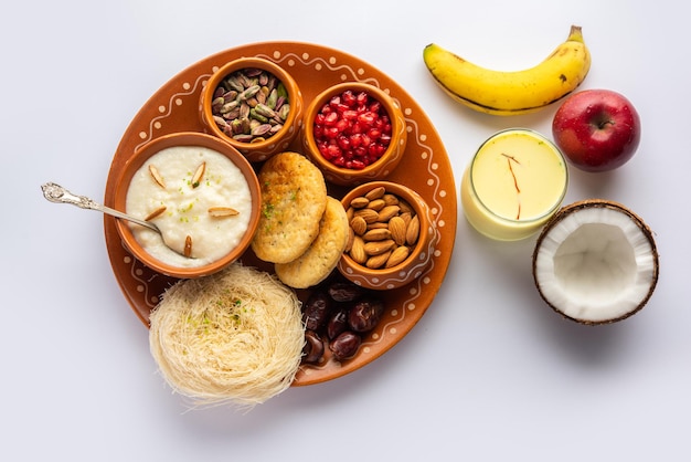 Menú de desayuno de Sargi Karwa Chauth antes de comenzar el ayuno o upwas en karva chauth comida india