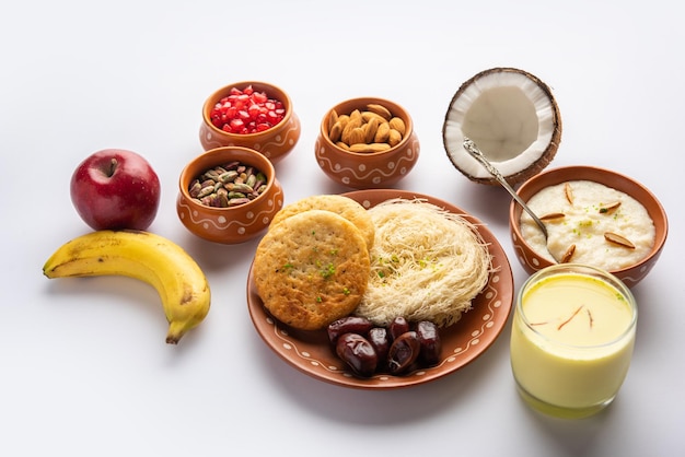 Menú de desayuno de Sargi Karwa Chauth antes de comenzar el ayuno o upwas en karva chauth comida india