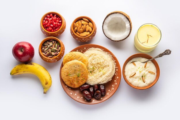 Menú de desayuno de Sargi Karwa Chauth antes de comenzar el ayuno o upwas en karva chauth comida india