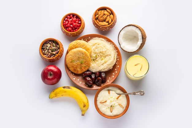Menú de desayuno de Sargi Karwa Chauth antes de comenzar el ayuno o upwas en karva chauth comida india