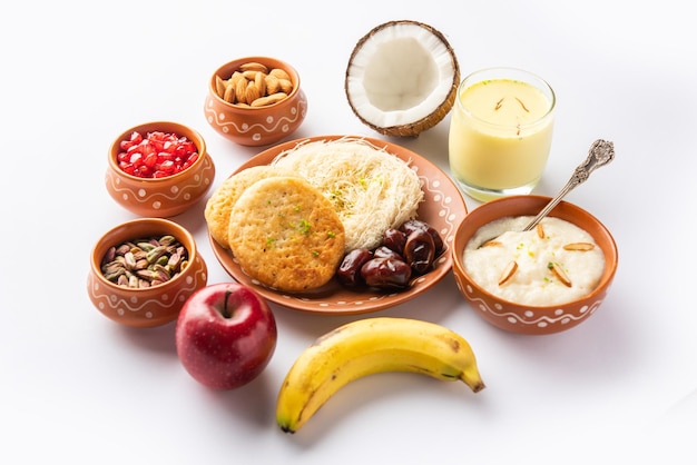 Menú de desayuno de Sargi Karwa Chauth antes de comenzar el ayuno o upwas en karva chauth comida india