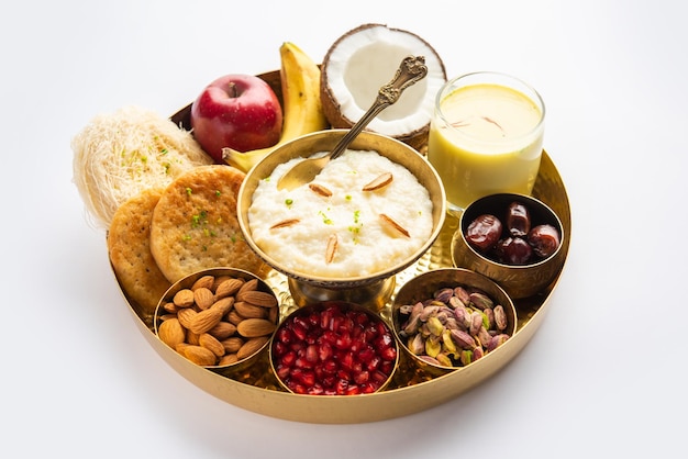 Menú de desayuno de Sargi Karwa Chauth antes de comenzar el ayuno o upwas en karva chauth comida india