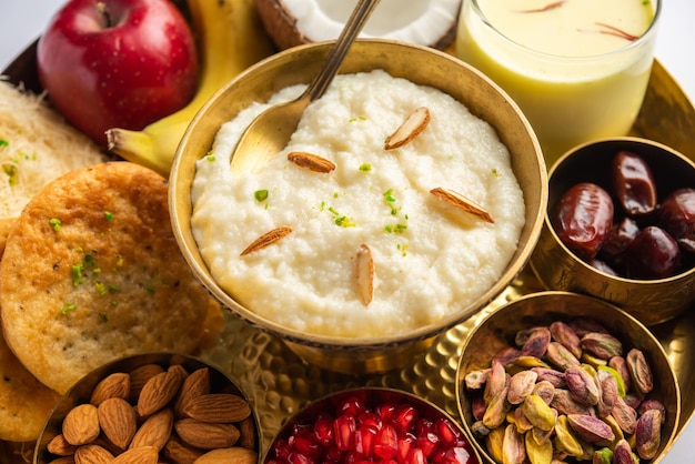 Menú de desayuno de Sargi Karwa Chauth antes de comenzar el ayuno o upwas en karva chauth comida india