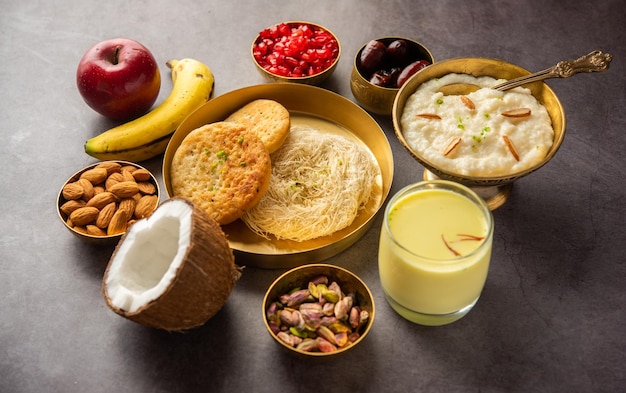 Menú de desayuno de Sargi Karwa Chauth antes de comenzar el ayuno o upwas en karva chauth comida india