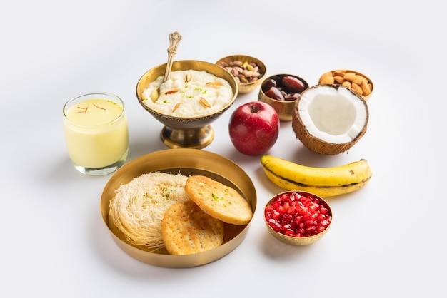 Menú de desayuno de Sargi Karwa Chauth antes de comenzar el ayuno o upwas en karva chauth comida india