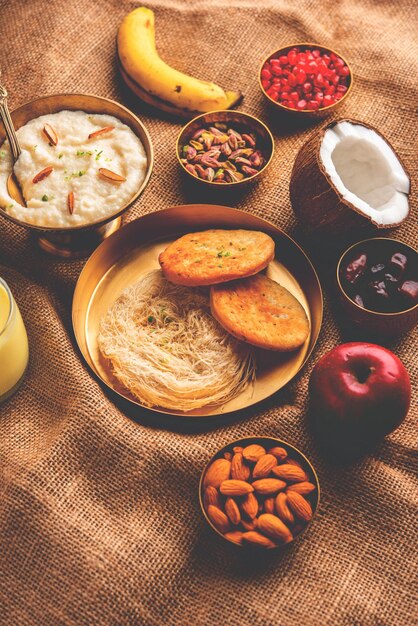 Menú de desayuno de Sargi Karwa Chauth antes de comenzar el ayuno o upwas en karva chauth comida india