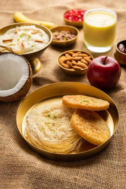 Menú de desayuno de Sargi Karwa Chauth antes de comenzar el ayuno o upwas en karva chauth comida india