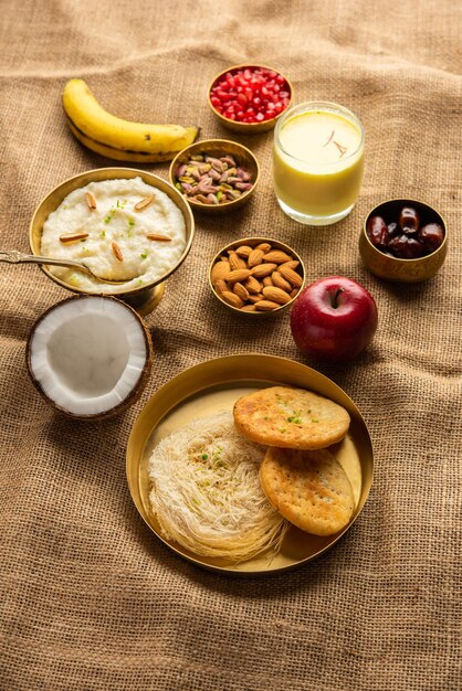 Menú de desayuno de Sargi Karwa Chauth antes de comenzar el ayuno o upwas en karva chauth comida india
