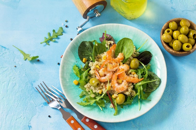 Foto menú de dieta comida vegana ensalada saludable con quinoa rúcula camarones y aceitunas